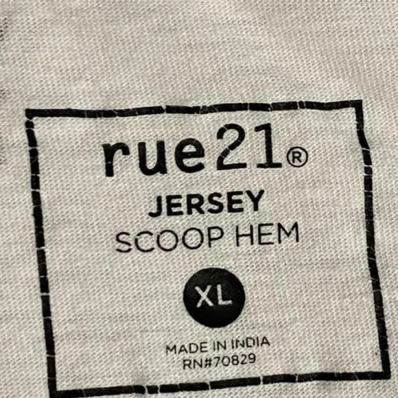 Rue 21 White Tee with Roses Jersey Scoop Hem sz L - Picture 3 of 6